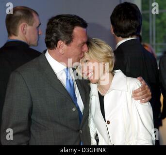 (dpa) - German Chancellor Gerhard Schroeder (L) and his wife Doris Schroeder-Koepf embrace each other and smile in Berlin, 22 May 2004.  Gerhard Schroeder and his wife adopted, according to newspaper reports, a three-year-old girl from Russia. Little girl Viktoria was living at a children's home in Russia until a few weeks ago and is now enhancing the family's private houshold in H Stock Photo