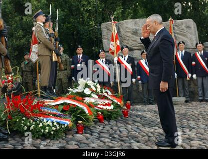 (dpa) - US State Secretary Colin Powell (R) salutes in front of the memorial which commemorates the resistance fighters and people killed in the Warsaw Uprising, Poland, Sunday, 01 August 2004. German Chancellor Gerhard Schroeder was among the international guests who participated in the celebrations commemorating the 60th anniversary of the Warsaw Uprising. Stock Photo