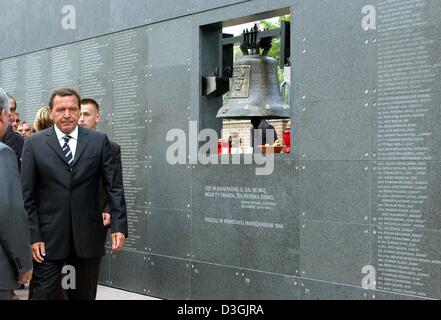 (dpa) - German Chancellor Gerhard Schroeder (2nd from L) walks along the memorial wall which commemorates the resistance fighters and people killed in the Warsaw Uprising, in Warsaw, Poland, 01 August 2004. Schroeder was among the international guests who participated in the celebrations commemorating the 60th anniversary of the Warsaw Uprising. Stock Photo