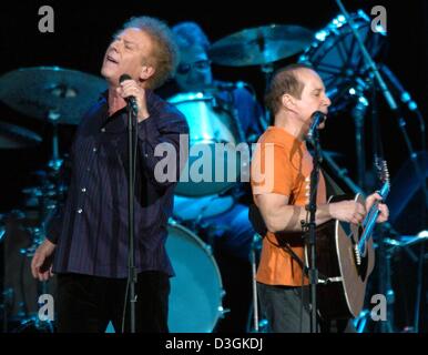 (dpa) US American music legends Paul Simon (R) and Art Garfunkel perform on stage at the sold out KoelnArena in Cologne, Germany, 20 July 2004. On the first German stop of their 'Old Friends' European tour, the two 62-year-olds were celebrated by over 15,000 fans. Simon & Garfunkel especially overjoyed their fans by performing huge hits such as 'Sounds of Silence' and 'The Boxer'.  Stock Photo