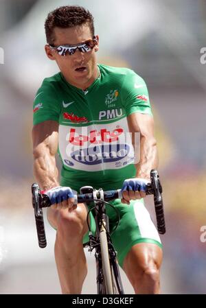 (dpa) - Australian cyclist Robbie McEwen of team Lotto-Domo reaches the finish of the 16th stage of the Tour de France cycling race in L'Alpe d'Huez, France, 21 July 2004. The 16th stage of the Tour is a 15.5 km long mountain time trial from Bourg-d'Oisans to the winter ski resort of L'Alpe d'Huez. More than one million fans were expected to attend the race. Stock Photo