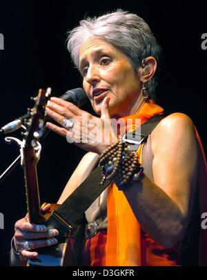 (dpa) - US singer Joan Baez performs on stage in Dresden, Germany, 19 July 2004. The 63-year-old folk and protest icon absolutely delighted the approximately 3,000 fans with her almost 2 hour long concert. Baez proved that she is still a very politically active artist with the statements she gave in between her songs. Being from the USA she apologised for the current US government  Stock Photo