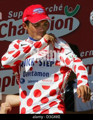 (dpa) - French rider Richard Virenque of Team Quick Step-Davitamon puts on the polka-dotted jersey of the best climber after succeefully defending the jersey during the 11th stage of the Tour de France in Figeac, France, 15 July 2004. The 11th stage of the tour led from Saint-Flour to Figeac covering a distance of 164 km. Stock Photo