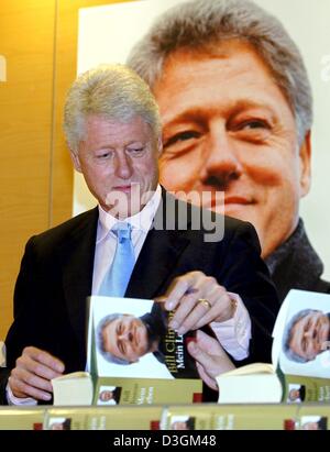 (dpa) - Former US President Bill Clinton signs copies of his autobiography 'My Life' during a book presentation in Berlin, 11 July 2004. About 500 people attended the book-signing session of the 57-year-old ex-President who stated his affinity for the German capital. Stock Photo