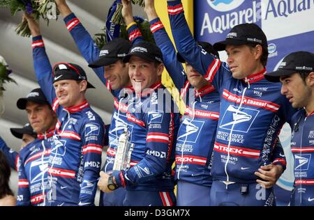 (dpa) - US cyclist Lance Armstrong (C) of team US Postal Services is flanked by his team on the podium after winning the team time trial race at the fourth stage of the Tour de France leading from Cambrai to Arras, France, 7 July 2004. Even torrential rain during the team time trial race from Cambrai to Arras could not stop the 32-year-old Texan. The US Postal Services cyclists hav Stock Photo