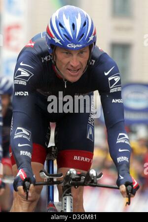 (dpa) - US cyclist Lance Armstrong of team US Postal Services cycles during the team time trial race at the fourth stage of the Tour de France leading from Cambrai to Arras, France, 7 July 2004. Even torrential rain during the team time trial race from Cambrai to Arras could not stop the 32-year-old Texan. The US Postal Services cyclists have captured all top five places in the ove Stock Photo