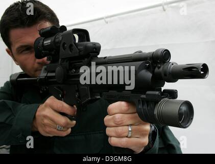 (dpa) - A police officer from a special forces unit displays a MP5/A3 Heckler & Koch submachine gun with Eotec and night vision at the special police forces training centre in Menden, Germany, 25 June 2004. The special police forces of the German state of North Rhine Westphalia celebrate their 30 year anniversary in 2004. Stock Photo