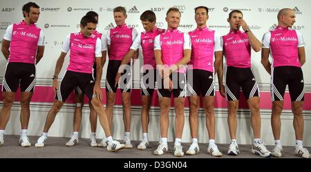 (dpa) - The cycling pros of Team T-Mobile pose together for a group picture in Bonn, Germany, Friday, 25 June 2004. (From L) Daniele Nardello, Giuseppe Guerini, Andreas Kloeden (covered), Rolf Aldag, Jan Ullrich, Matthias Kessler, Erik Zabel, Santiago Botero und Sergej Ivanov. The 91st Tour de France starts on Saturday, 3 July 2004. Stock Photo