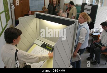 (dpa) - Voters can cast their votes on new electronic ballot machines for the European and regional electrions in Koblenz, Germany, 13 June 2004. 342 million Europeans were eligible to vote in the biggest elections in European history. Centre-right parties kept their majority in the European Union Parliament, but voter apathy was the biggest winner in most of the 25 E.U. countries  Stock Photo