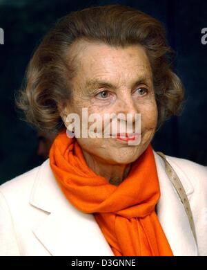 The trial pitting the daughter of France's richest woman, Liliane Bettencourt, against a celebrity photographer who received nearly 1 billion euros (1.23 billion dollars) worth of gifts from her was postponed Thursday (01 July 2010) after several hours of hearings. In this file picture vom 13 June 2004 Liliane Bettencourt  is visiting an exhibition of photographer Banier in Krefeld Stock Photo