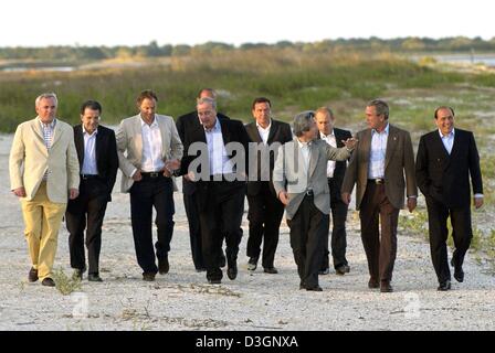 (dpa) - The members of G8 Summit (from L) Irish Prime Minister Bertie Ahern, President of the European Commission Romano Prodi, British Prime Minister Tony Blair, Canadian Premier Paul Martin, French President Jacques Chirac (covered), German Chancellor Gerhard Schroeder, Japanese Prime Minister Junichiro Koizumi, Russian President Vladimir Putin, US President George Bush and Itali Stock Photo