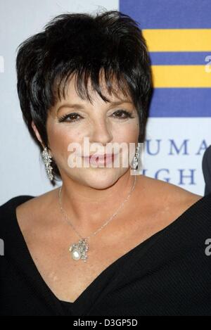 (dpa) - US actress and singer Liza Minnelli ('Cabaret') smiles on her arrival at the Human Rights Campaign Awards in Los Angeles, USA, 7 March 2004. Minnelli is going to celebrate her 58th birthday on 12 March 2004. Stock Photo