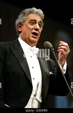 (dpa) - Spanish tenor Placido Domingo performs during his only concert in Germany this year, in Cologne, 6 March 2004. Stock Photo