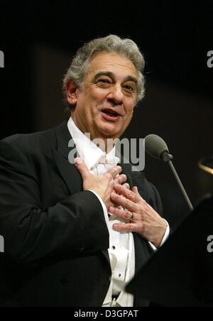 (dpa) - Spanish tenor Placido Domingo performs during his only concert in Germany this year, in Cologne, 6 March 2004. Stock Photo