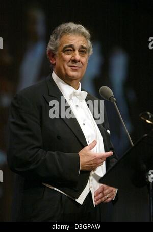 (dpa) - Spanish tenor Placido Domingo performs during his only concert in Germany this year, in Cologne, 6 March 2004. Stock Photo