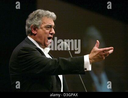 (dpa) - Spanish tenor Placido Domingo performs during his only concert in Germany this year, in Cologne, 6 March 2004. Stock Photo