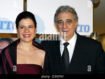 (dpa) - Spanish tenor Placido Domingo and soprano singer Ana Maria Martinez pose ahead of their concert in Cologne, 6 March 2004. Stock Photo