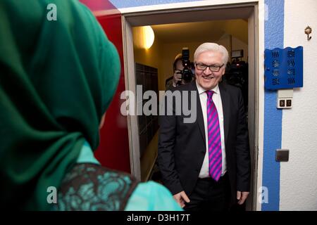 SPD parliamentary party leader Frank-Walter Steinmeier is a guest with German-Morrocan family as part of the campaign 'Speisen fuer Waisen' (lit: food for orphans) in Berlin, Germany, 19 February 2013. During the campaign Islamic Relief Germany, Muslims and non-Muslims are invited to dinner and encouraged to make donations for orphans in need. Photo: JOERG CARSTENSEN Stock Photo