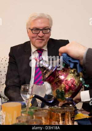 SPD parliamentary party leader Frank-Walter Steinmeier is a guest with German-Morrocan family as part of the campaign 'Speisen fuer Waisen' (lit: food for orphans) in Berlin, Germany, 19 February 2013. During the campaign Islamic Relief Germany, Muslims and non-Muslims are invited to dinner and encouraged to make donations for orphans in need. Photo: JOERG CARSTENSEN Stock Photo