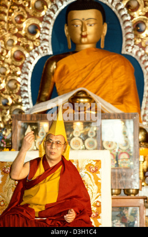 H.H. Dalai Lama officiating at a Buddhist ceremony in front of a statue of the Buddha in the Jokhang Temple, McCleod Ganj, Dharamsala, India Stock Photo