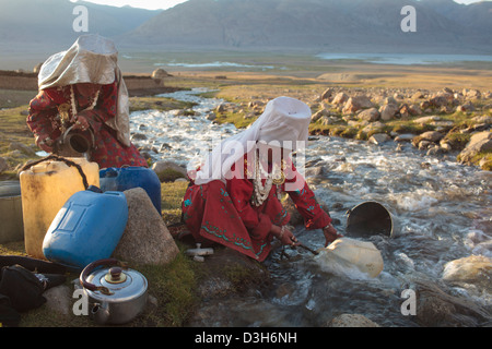 Women fetching water from a stream in the Wakhan Corridor, Badakhshan, Afghanistan Stock Photo