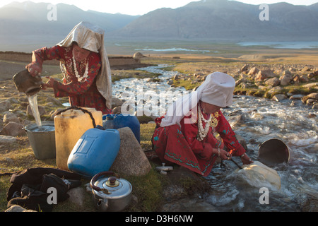 Women fetching water from a stream in the Wakhan Corridor, Badakhshan, Afghanistan Stock Photo