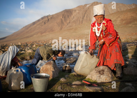 Women fetching water from a stream in the Wakhan Corridor, Badakhshan, Afghanistan Stock Photo