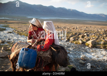 Women fetching water from a stream in the Wakhan Corridor, Badakhshan, Afghanistan Stock Photo