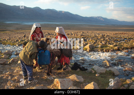 Women fetching water from a stream in the Wakhan Corridor, Badakhshan, Afghanistan Stock Photo