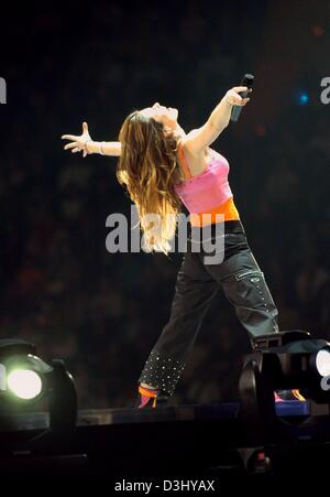 (dpa) - Canadian singer Shania Twain performs during her concert in the Olympiahalle in Munich, 2 March 2004. The 38-year-old star came to world fame as a emancipated rock diva in the 1990s. Stock Photo