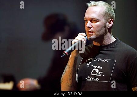 (dpa) - US singer Fred Durst of the US rock band Limp Bizkit holds a microphone in his hand and performs during the German TV show 'Wetten dass...?' (bet that...?), in Klagenfurt, Austria, 28 February 2004. Stock Photo