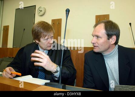 (dpa) - 42-year-old German computer specialist Armin Meiwes (R) listens to his defense attorney Harald Ermel during his trial at the district court in Kassel, Germany, 23 January 2004. The murder trial of the self-declared cannibal continues on its twelfth day. At the beginning of the trial Meiwes has admitted killing and eating his victim but denies murder. With cannibalism itself Stock Photo