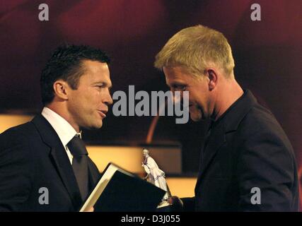 (dpa) - Lothar Matthaeus (L), former German soccer player and current trainer of the Hungarian national soccer team, presents the Bavarian Film Prize to German film director Soenke Wortmann in Munich, Germany, 16 January 2004. Wortmann won the 'Best Director' award for his film 'The Miracle of Bern', which tells the story of the first German Soccer World Cup victory of 1954 in Bern Stock Photo