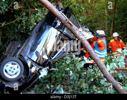 (dpa files) - The photo of the fire brigade shows the wreck of the car in which a 21-year-old mother and her 2-year-old daughter were killed on the A5 motorway near Karlsruhe, Germany, 14 July 2003. In a case which stirred public emotions in Germany, a Karlsruhe court on 18 February 2004 found the DaimlerChrysler test driver Rolf F. guilty in the deaths of a young woman and her dau Stock Photo