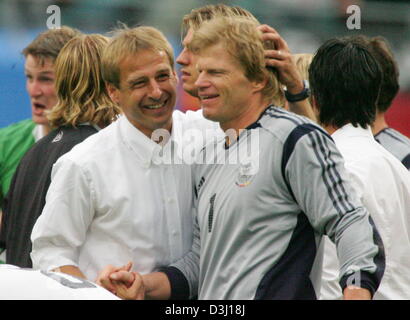 (dpa) - German coach Juergen Klinsmann and goalkeeper Oliver Kahn shake hands after the match Germany vs. Mexico for the third place of the Confederations Cup in Leipzig, Germany, June 29, 2005. Germany won 4-3 after extra time. (Eds: Internet use and mobile applications subject to FIFA's terms and conditions) Stock Photo