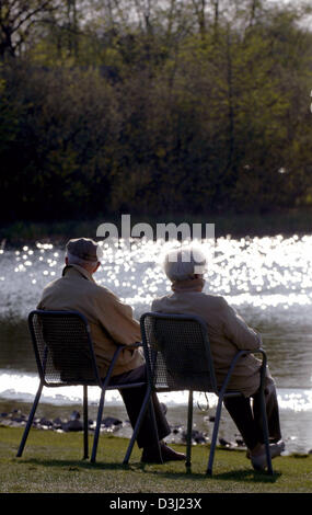 (dpa) - A seniors couple sits at the Iris lake and enjoys the view in the recreation park 'Britzer Garten' in Berlin., Germany, 24 April 2005. Stock Photo