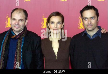 (dpa) - French film director Cedric Kahn (R) and French actors Carole Bouquet (C) and Jean-Pierre Darroussin stand next to each other and smile at a press conference during the 54th International Film Festival in Berlin, 10 February 2004. They presented their film 'Feux rouges' (rear lights) which will participate in the festival's competition for the 'Golden Bear'. The festival ru Stock Photo