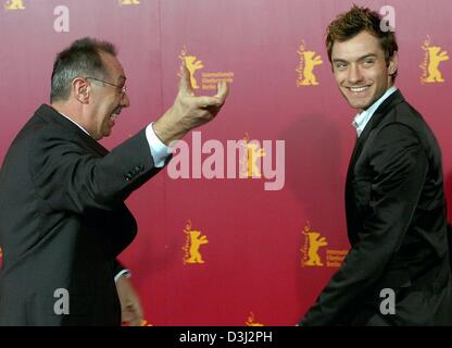 (dpa) - British actor Jude Law (R) together with festival director Dieter Kosslick arrives to a press conference at the 54th Berlinale Film Festival in Berlin, 11 February 2004. Law stars in the film 'Cold Mountain' which had opened the festival on 5 February and which runs in competition for the Golden Bear award. Stock Photo