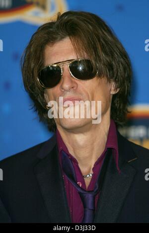 (dpa) - Joe Perry, guitarist of the US rock group Aerosmith, wears a pair of singlasses during a press conference  on the occasion of the pregame show at the 38th Superbowl in Houston, Texas, USA, 30 January 2004. Stock Photo