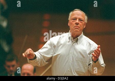 (dpa files) - Dutch conductor Bernard Haitink conducts the Vienna Philharmonists during a rehearsal at the Philharmonie concert hall in Cologne, Germany, 7 May 2003. Bernard Haitink, born in Amsterdam in 1929, studied conducting with Felix Hupka and Ferdinand Leitner. In 1957, he was appointed conductor of the Radio Philharmonic Orchestra. He became joint chief conductor of the Con Stock Photo