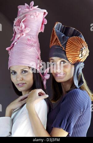 (dpa files) - Two models wear the Penny Hat (R) and a Greta Garbo Ninotchka Hat during the CPD fashion fair in Duesseldorf, Germany, 4 August 2003. Stock Photo