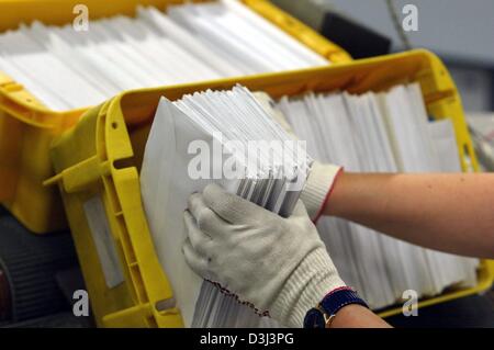 (dpa) - An employee sorts letters according to their destinations at the letter sorting centre of the Deutsche Post in Essen, Germany, 13 October 2003. Stock Photo