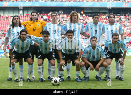 (dpa) - The Argentinian soccer team: (foreground L-R) Mario Santana, Javier Saviola, Luciano Galletti, Maximiliano Rodriguez, Lucas Bernardi and in the back (L-R) Juan Sorin, German Lux, Gonzalo Rodriguez, Fabricio Coloccini, Juan Riquelme, Gabriel Heinze prior to their match at the FIFA Confederations Cup Argentina vs Tunesia in Cologne, Germany, 15 June 2005. Stock Photo