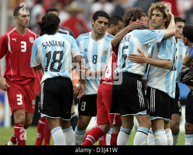 (dpa) - Argentinian soccer player Gabriel Heinze (2nd R) celebrates with a team mate (unidentified) during the match of FIFA Confederations Cup  Argentina vs Tunisia in Cologne, Germany, 15 June 2005. Argentinian soccer player Juan Riquelme (C), Mario Santana and Tunisian Karim Essediri stand in the Background. Stock Photo