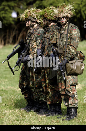 (dpa file) - Conscript of the armoured infantry division of the German Bundeswehr, dressed in camouflage and armed with a G36 rifle, stand on a field during a field exercise as part of the basic military training at the Knuell Barracks in Schwarzenborn, Germany, 14 April 2005. Stock Photo