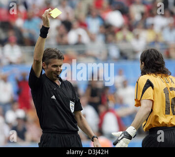 (dpa) - Referee Roberto Rosetti (L) shows the yellow card to Argentinian goalkeeper German Lux during the match Argentina vs Tunisia at the FIFA Confederations Cup in Cologne, Germany, 15 June 2005. Stock Photo