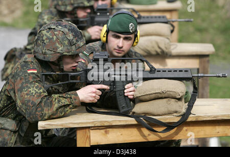 (dpa file) - Conscripts of the German Bundeswehr take apart and ...
