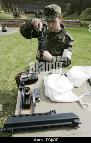 (dpa file) - A conscript of the German Bundeswehr takes apart and ...