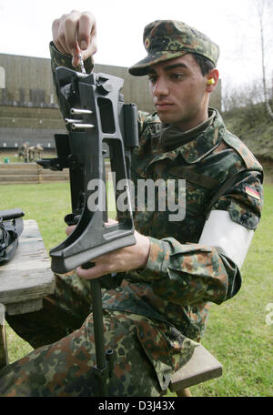 (dpa file) - A conscript of the German Bundeswehr takes apart and ...