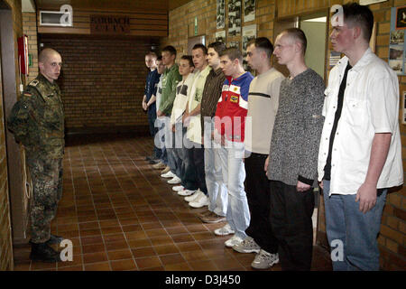 (dpa) - Conscipts in civilian clothes report for dressing at the Knuell barracks in Schwarzenborn, Germany, 4 April 2005.
